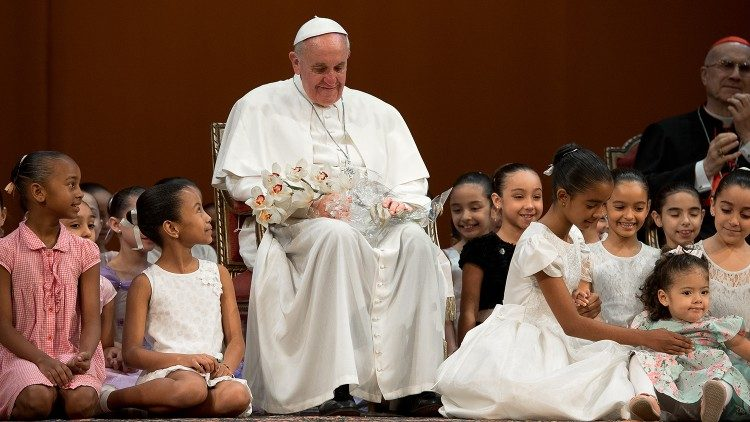 Papa Francisco con niños