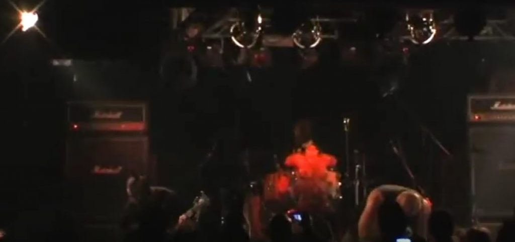 Torsofuck con un torso femenino desmembrado falso durante sus presentaciones