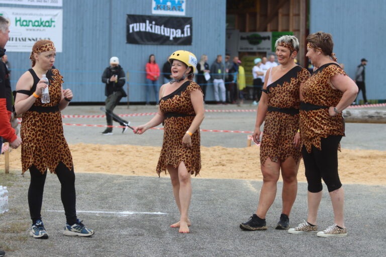 captura hecha en el canal de Youtube Eukonkanto (virallinen) / Wife Carrying (official)