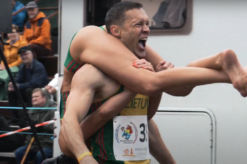 Eukonkanto: El deporte finlandés donde cargas a tu esposa