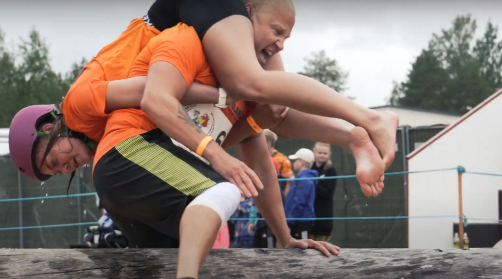 captura hecha en el canal de Youtube Eukonkanto (virallinen) / Wife Carrying (official)