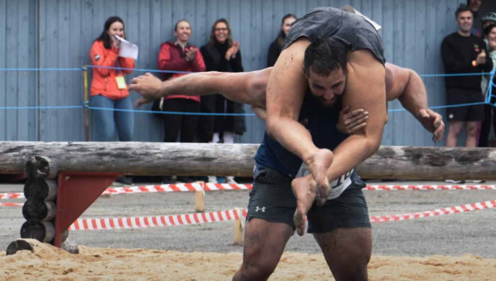 captura hecha en el canal de Youtube Eukonkanto (virallinen) / Wife Carrying (official)