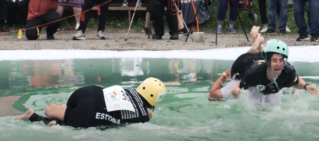 captura hecha en el canal de Youtube Eukonkanto (virallinen) / Wife Carrying (official)
