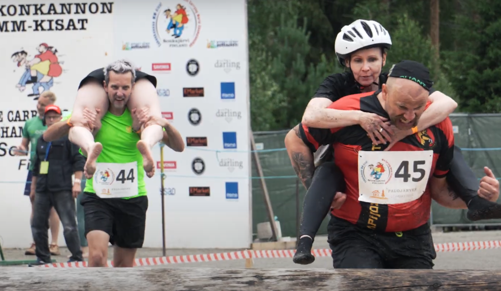 Captura hecha en el canal de Youtube Eukonkanto (virallinen) / Wife Carrying (official)