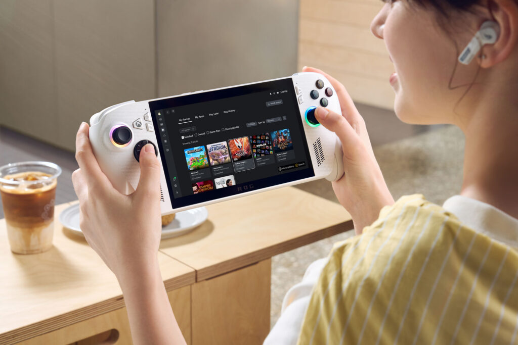 Una persona sosteniendo la Xbox Ally