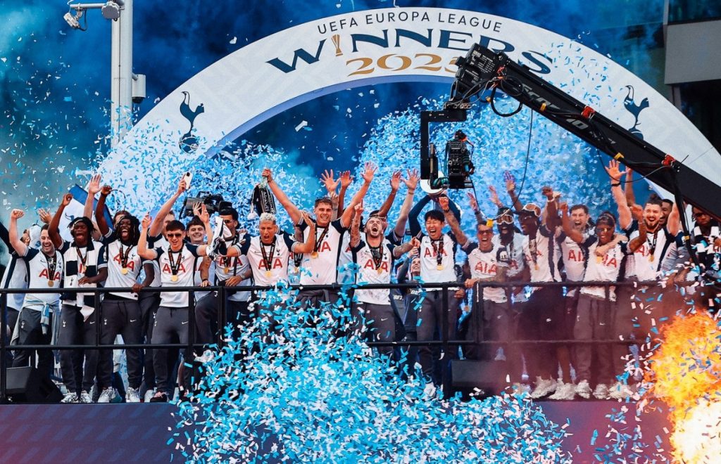 17 años despues, el Tottenham celebrando un titulo