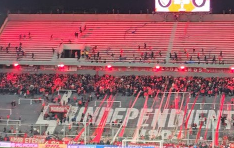 El altercado entre hinchas comenzó pasando el medio tiempo