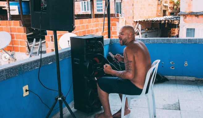 Adriano en un momento de relajación en las favelas.