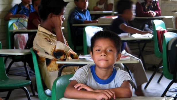 Niño tomando clases